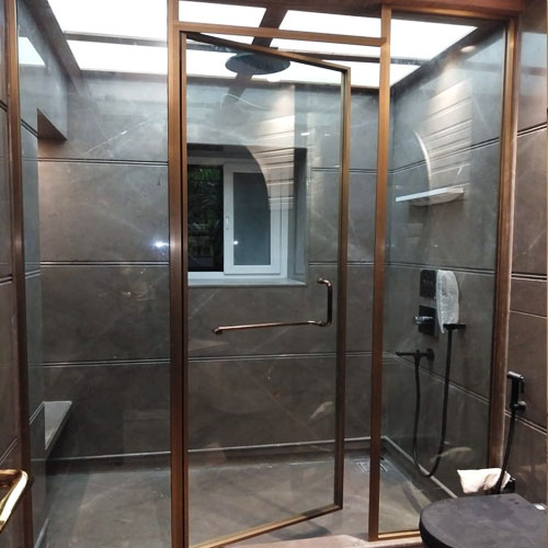 Expert installing glass and aluminium frame in Delhi