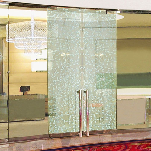 Custom laminated glass solutions with decorative interlayers