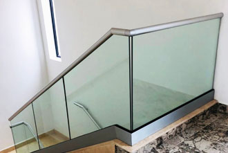 Stylish aluminium and glass railing for contemporary interiors and exteriors